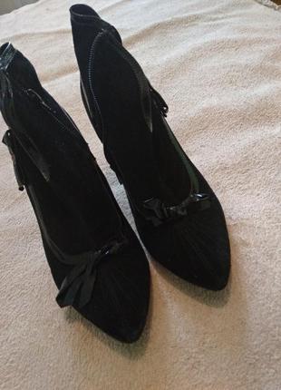 Замшеві ботільйони на підборах