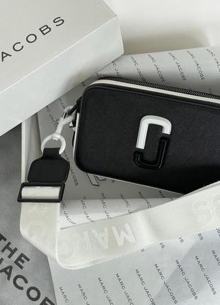 Женская сумка черная с белым ремешком