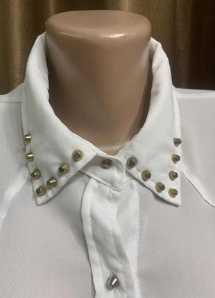 Белая шикарная блузка с металлическими заклёпками на воротнике и карманчиках размер 12 / l4 фото