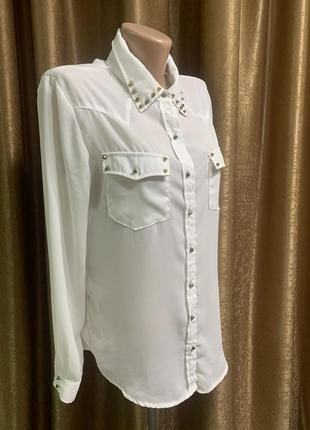 Белая шикарная блузка с металлическими заклёпками на воротнике и карманчиках размер 12 / l6 фото
