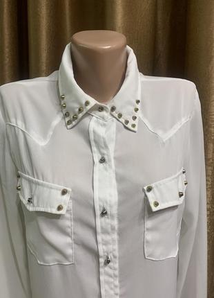 Белая шикарная блузка с металлическими заклёпками на воротнике и карманчиках размер 12 / l3 фото