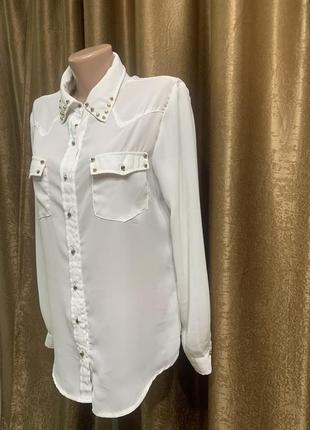 Белая шикарная блузка с металлическими заклёпками на воротнике и карманчиках размер 12 / l2 фото
