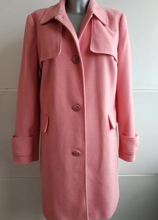 Пальто george в пастельных розовых тона.