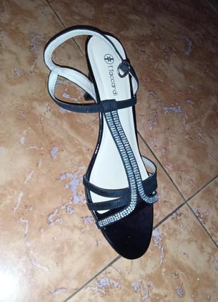 Очень красивые босоножки. носилися мало. длина стельки 26,5 см. длина каблука 8 см. есть коробка и запасные набойки