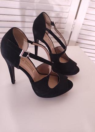 Фірмові класні босоніжки