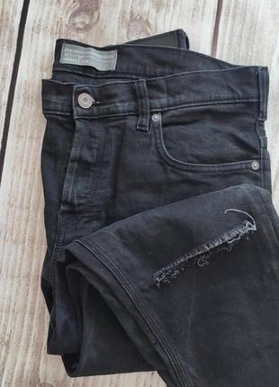 Черные джинсы с эффектом потертости3 фото