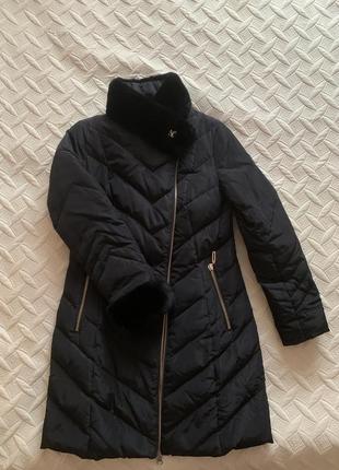 Теплий чорний пуховик