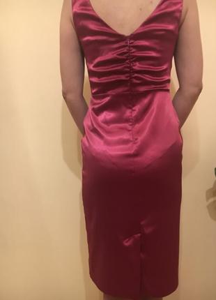 Эффектное коктейльное платье из атласной ткани.3 фото