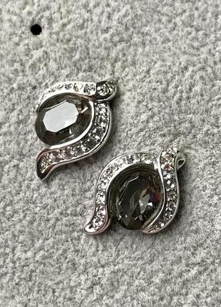 Елегантні жіночі сережки-пусети з фіанітами