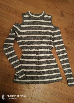 Гольф з вирізами на плечах