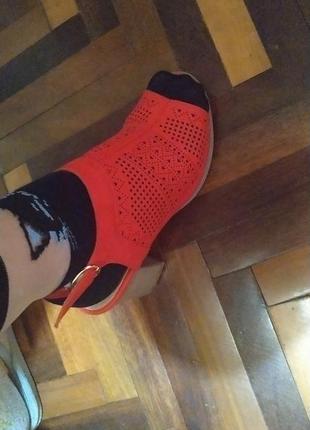 Босоніжки червоні