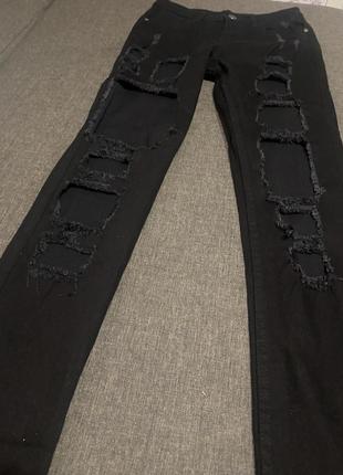 Чёрные джинсы с дырками2 фото