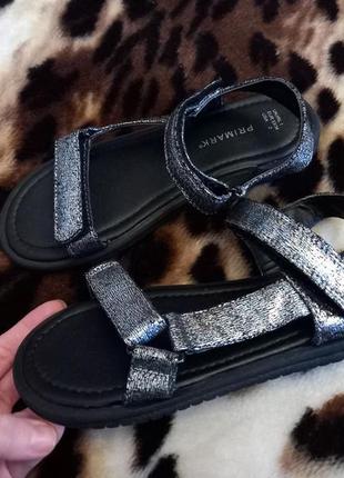 Фірмові босоніжки