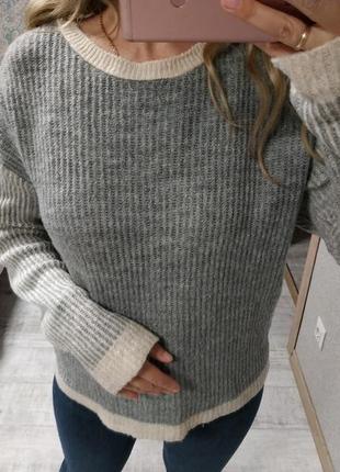 Стильний приємний до тіла светр