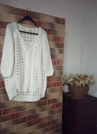 Дуже гарний світерок білого кольору.