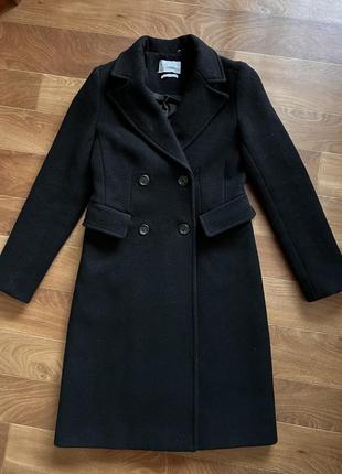 Чорне двубортне пальто reserved