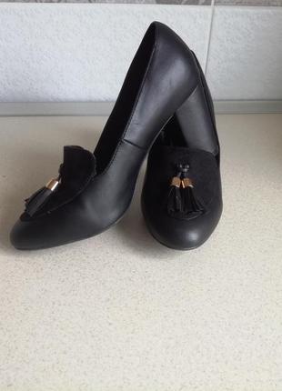 Чудові фірмові туфлі екошкіра