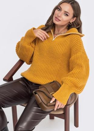 Об'ємний стильний теплий гірчичний помаранчевий светр зі спущеною лінією плечового шву та функціональною блискавкою на комірі2 фото