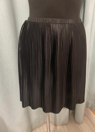 Спідниця чорна з плісуванням