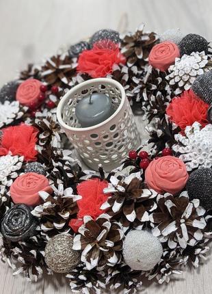 Новорічний вінок на двері кораловий червоний