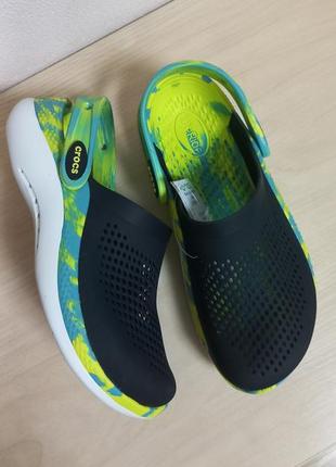 В наличии новые фирменные crocs literide ride 360 / крокс / 38 39 / в наявності нові фірмові crocs чорні  / чорные с голубым кроксы / оригинал  /2 фото