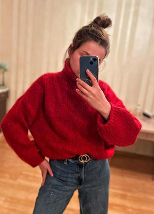 Червоний светр під шию