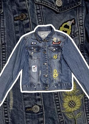 Tally weijl брендова фірмова джинсовка джинсова est 1984 з соняшниками сорочка рубашка куртка синя з нашивками вишивкою рвана крута укорочена коротка