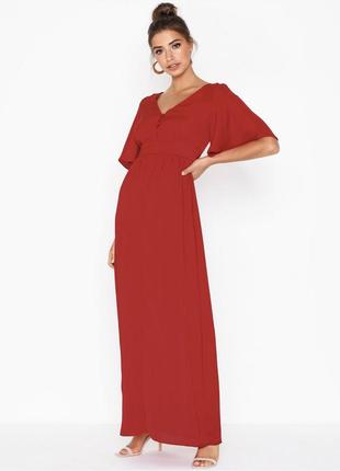 Яскрава червона довга сукня з відкритою спинкою та ґудзиками ❤️ glamorous