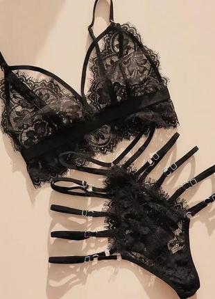 Сексуальное кружевное чёрное нижнее белье: трусики и лиф