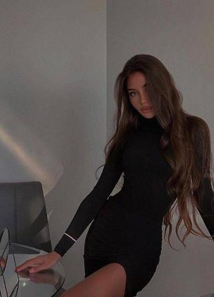 Минималистичное мини платье гольфик с разрезом облегающий по фигуре гольф длинный рукав мини