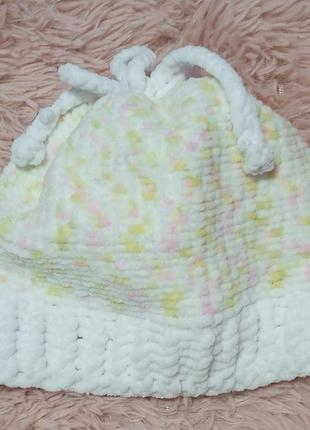 Шапочка дитяча плюшева, зв'язана спицями