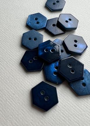 Ґудзик гладкий вирізаний шестигранник перламутр 2-гол синій 19 мм ракуш1 фото