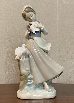 Фарфоровая статуэтка lladro «девушка с голубями».1 фото