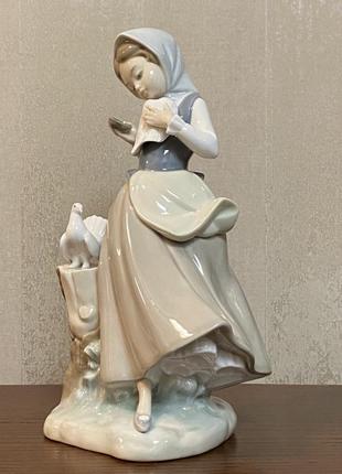 Фарфоровая статуэтка lladro «девушка с голубями».2 фото