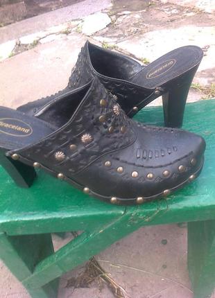 Легкі і зручні босоніжки