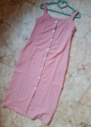 Розовое фактурное платье сарафан на пуговицах