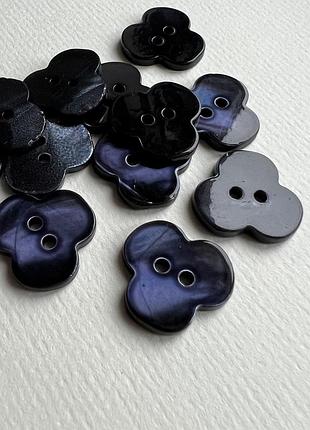 Пуговица гладкая вырезанный цветок перламутр 2 отв синяя 19мм ракуш