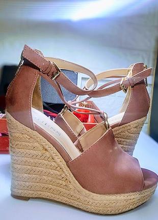 Босоножки guess