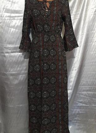 Красивое длинное платье с полуоткрытой спинкой