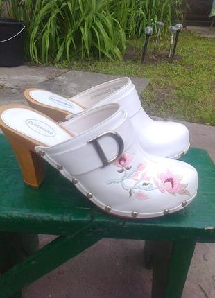 Зручні і легкі босоніжки