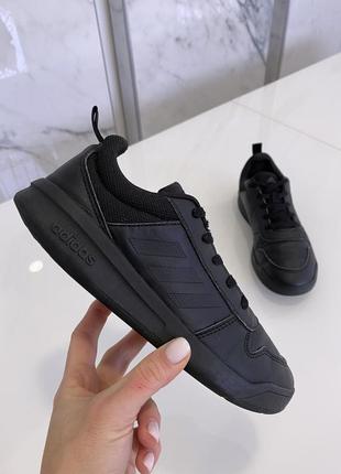 Качественные свежие кроссовки adidas