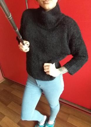 Черный пушистый свитер с большим горлом,с опущенным плечевым швом1 фото