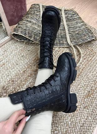 Стильные ботинки с эксклюзивной кожи с тиснением чёрные цвет по выбору