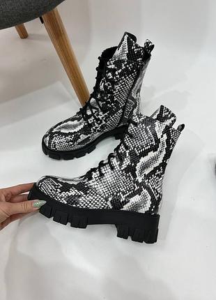 Ідеальні стильні черевики берці шкіряні з тисненям