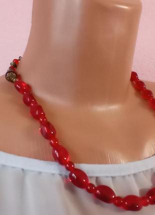 Женское красное  ожерелье из чешских  бусин
