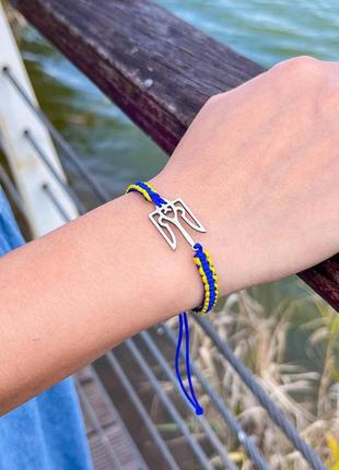 Плетений браслет у національних кольорах із гербом україни