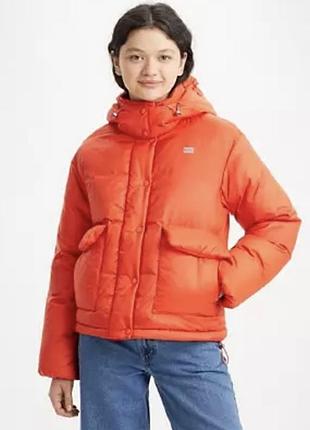 Яскравий, червоно-помаранчевий пуховик, бренду levi’s