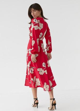 Красивое красное женское элегантное платье с цветами ниже колен2 фото