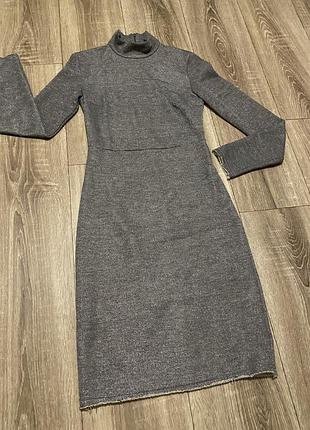 Тепленька блискуча сукня