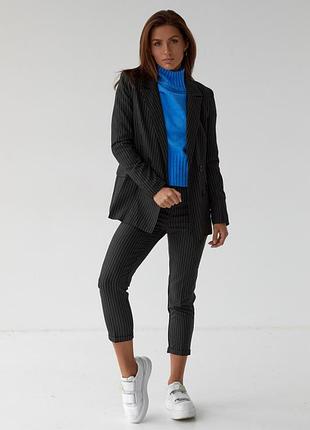 Актуальний костюм у смужку піджак та штани